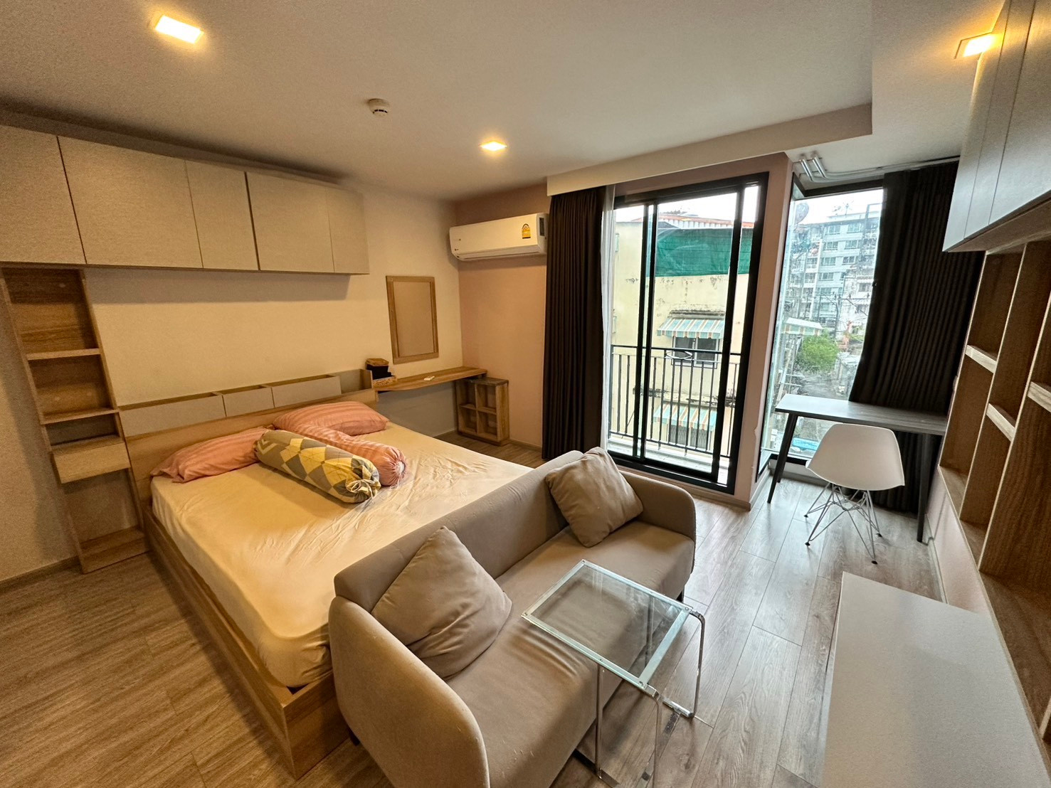 Ready to move in on 15 August 2026 👀 Condo for rent! The room is ready to move in. Pets allowed, good quality rooms, good atmosphere, convenient travel, 5 minutes walk to BTS Ratchathewi.