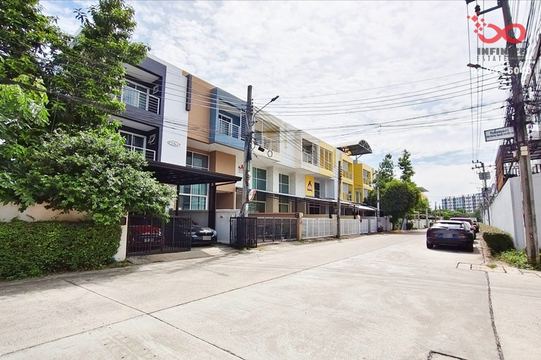 Townhouse for sale, 3 floors, 45 sq m, Deewan Village, On Nut 74/1, near the Yellow Line, Si Nut Station.