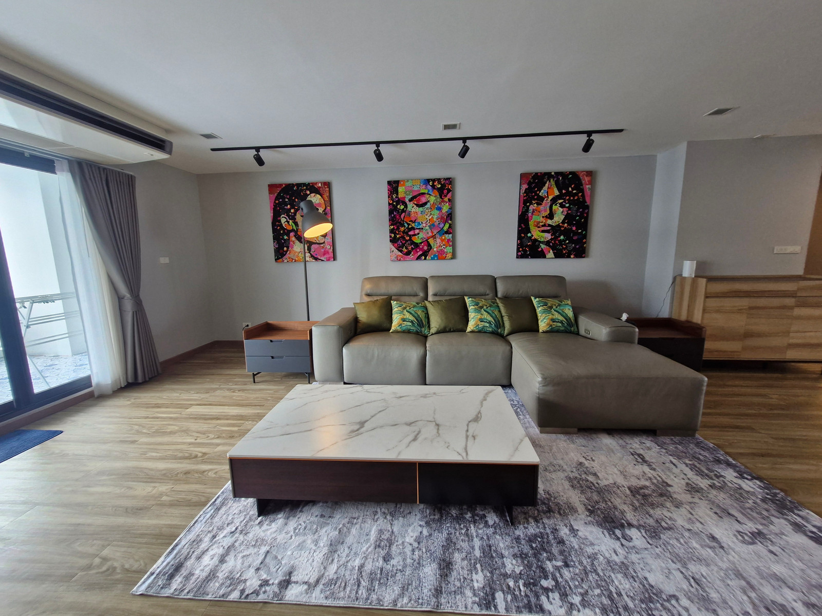 Lively & Cozy  A modern living space that perfectly blends vibrant style with warmth. Thoughtfully decorated to create a cozy, relaxing, and inviting atmosphere. – รูปที่ 2