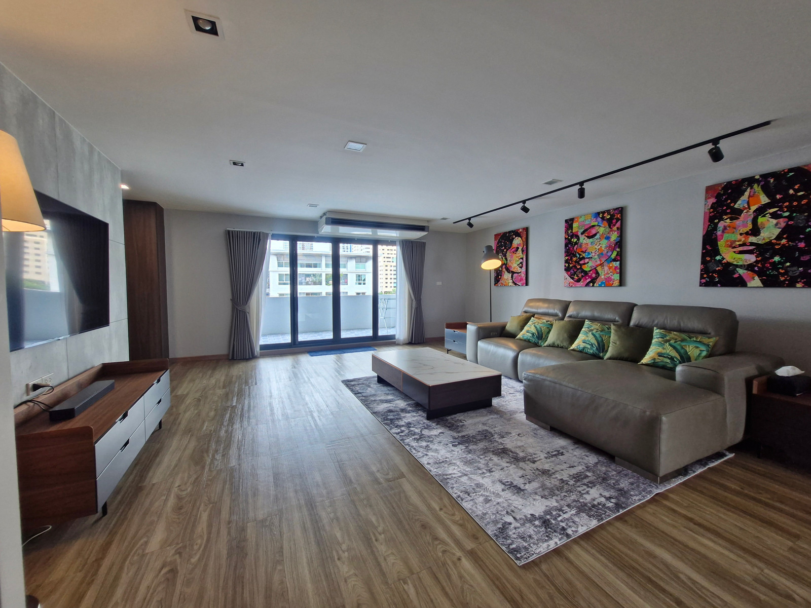 Lively & Cozy  A modern living space that perfectly blends vibrant style with warmth. Thoughtfully decorated to create a cozy, relaxing, and inviting atmosphere. – รูปที่ 3