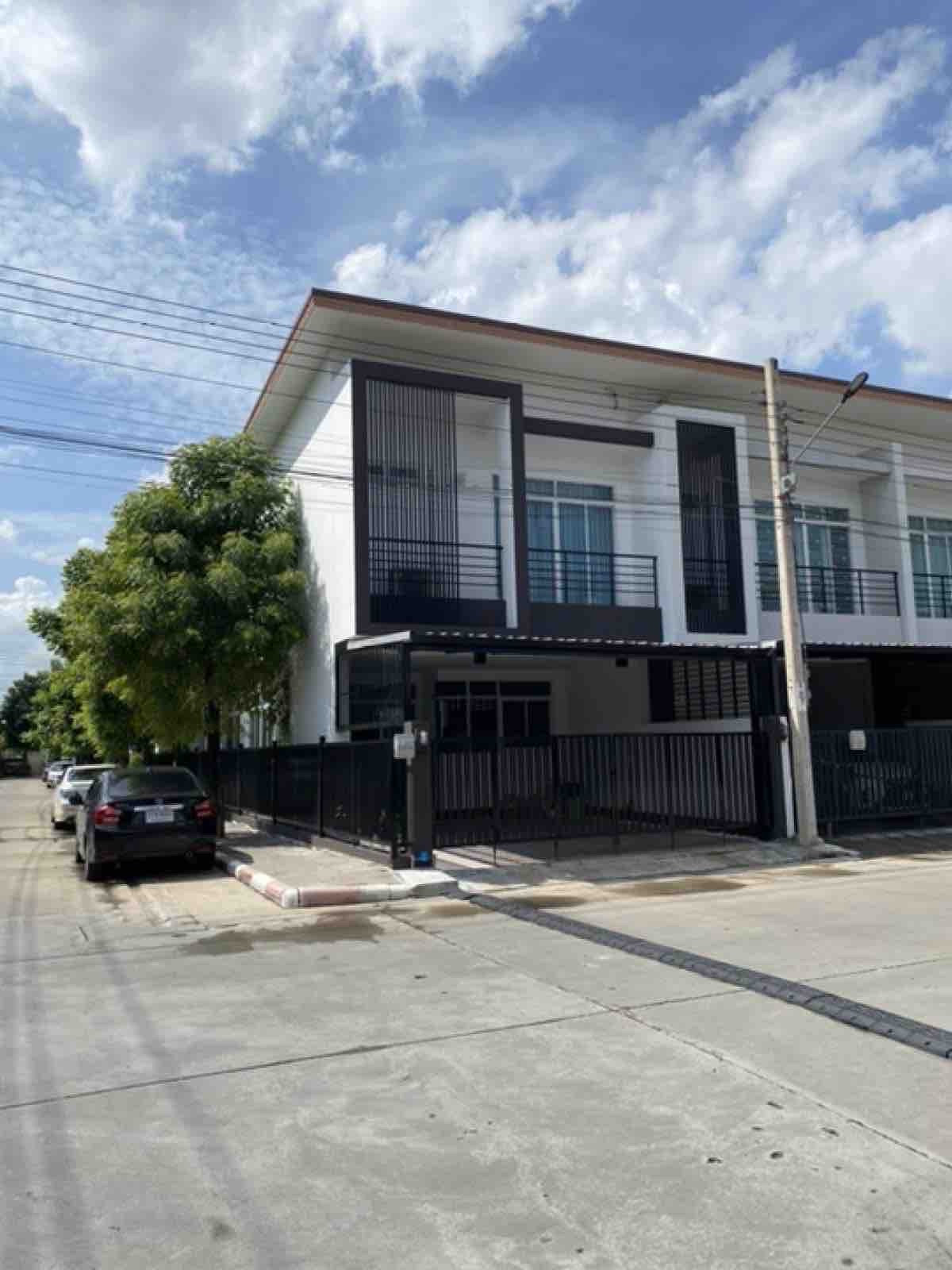 sell ! With foreign tenants, 5 year contract! For those who want to invest  Income 6.31% per year The rent definitely exceeds the installment payment.