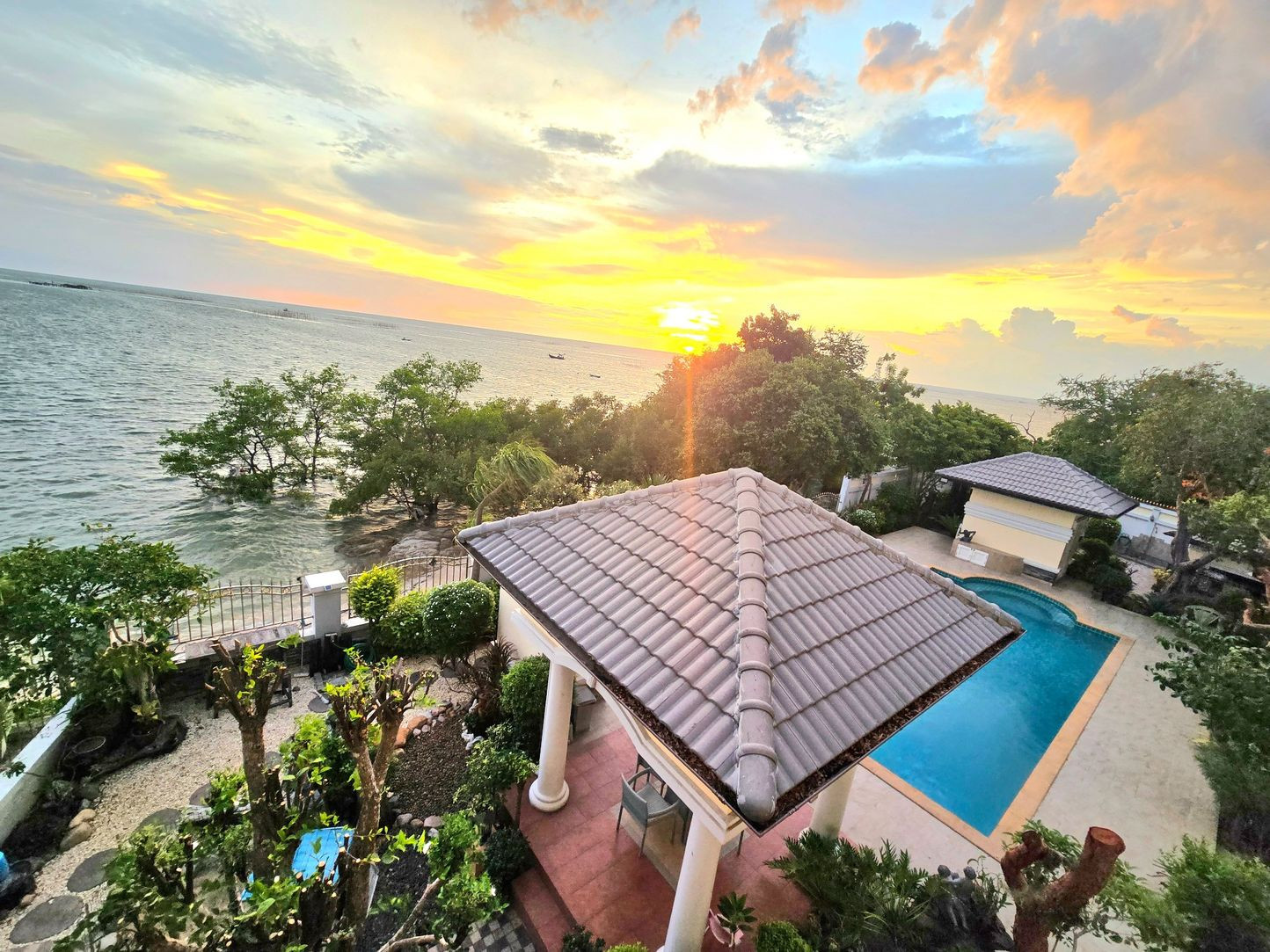 Land for sale next to the sea with a luxury house in the heart of Chonburi. Land for sale next to the sea with a luxury house in the heart of Chonburi.