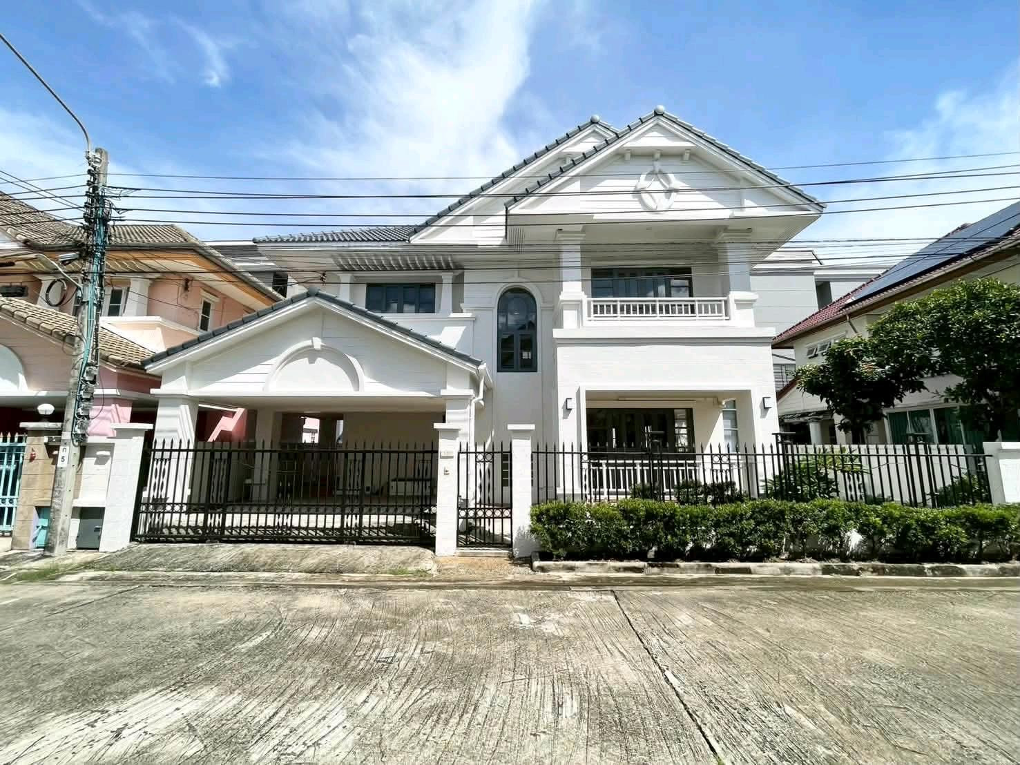 Pet Friendly | Pets allowed Suitable for both living and doing Home Office / Office, Baan Krong Thong, Phatthanakan 32.