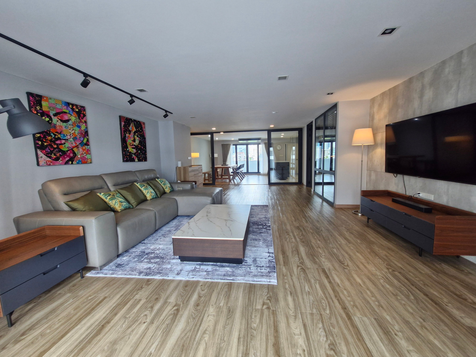 Lively &amp; Cozy A modern living space that perfectly blends vibrant style with warmth. Thoughtfully decorated to create a cozy, relaxing, and inviting atmosphere.