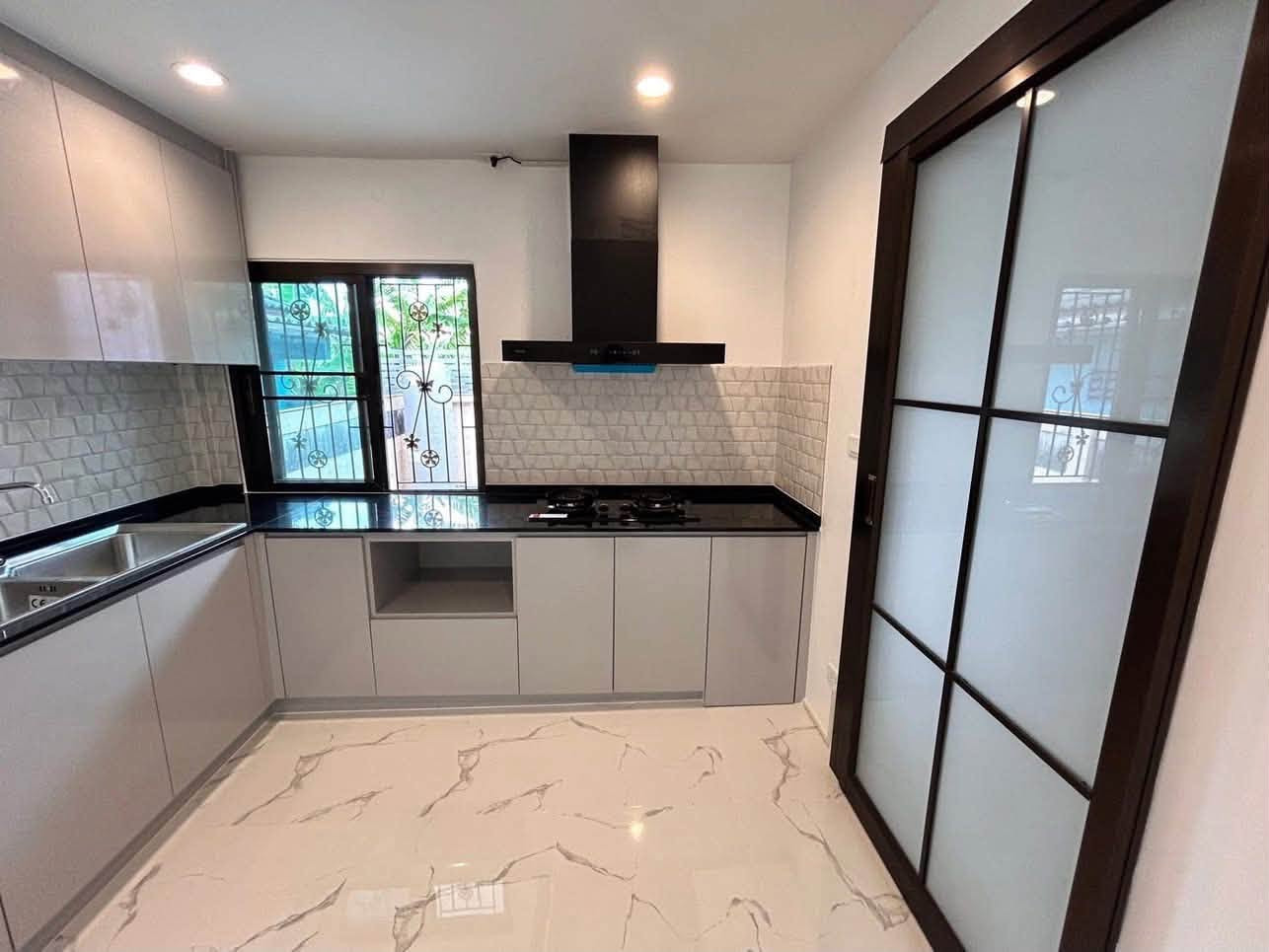 Single house, Theparak location 70 Phetwithun, new house, newly renovated, very beautiful, very good price. Single house, Theparak location 70 Phetwithun, new house, newly renovated, very beautiful, very good price.