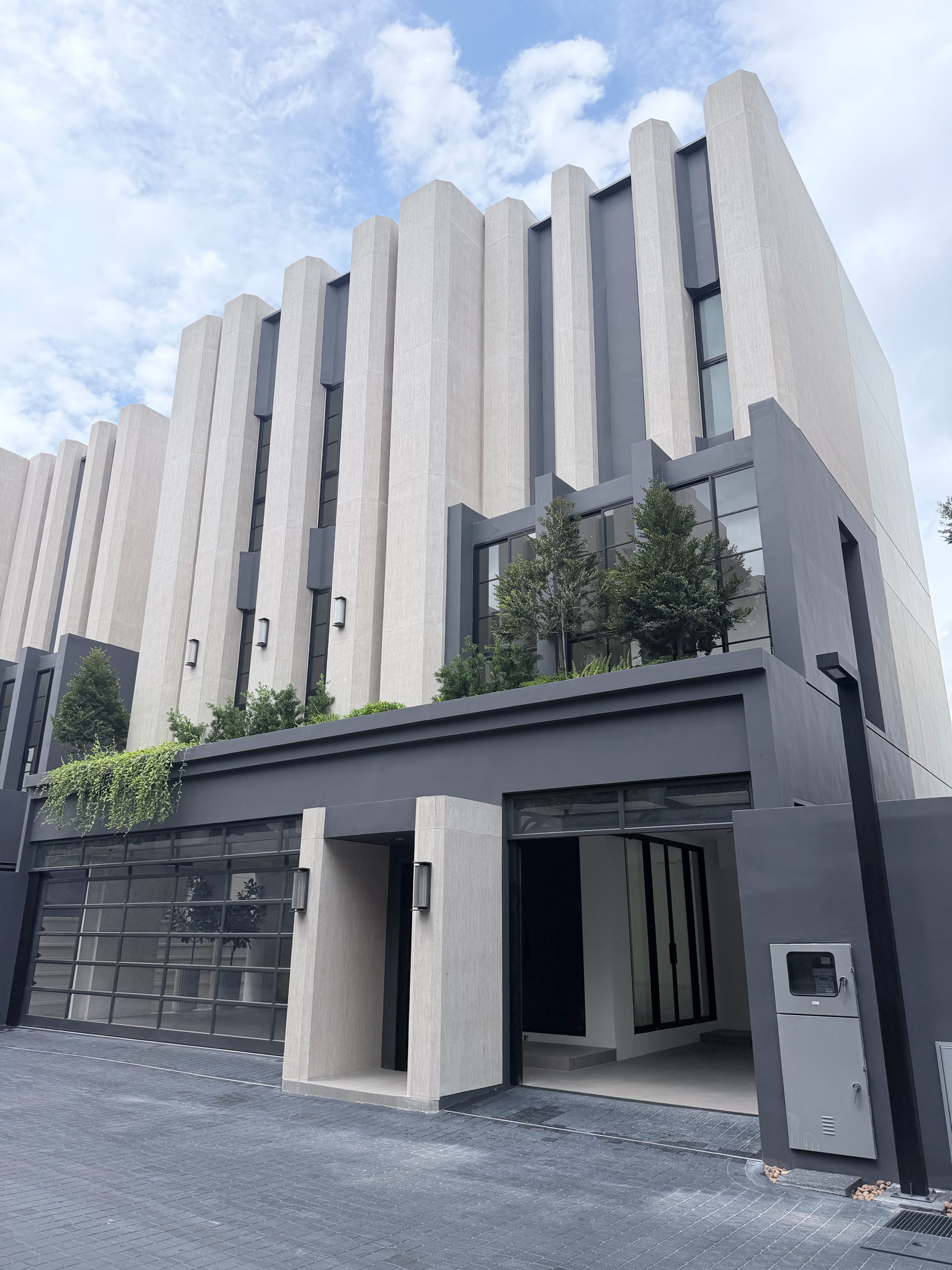 Where Automotive Passion Meets Luxury Living DAVEN Rama 9