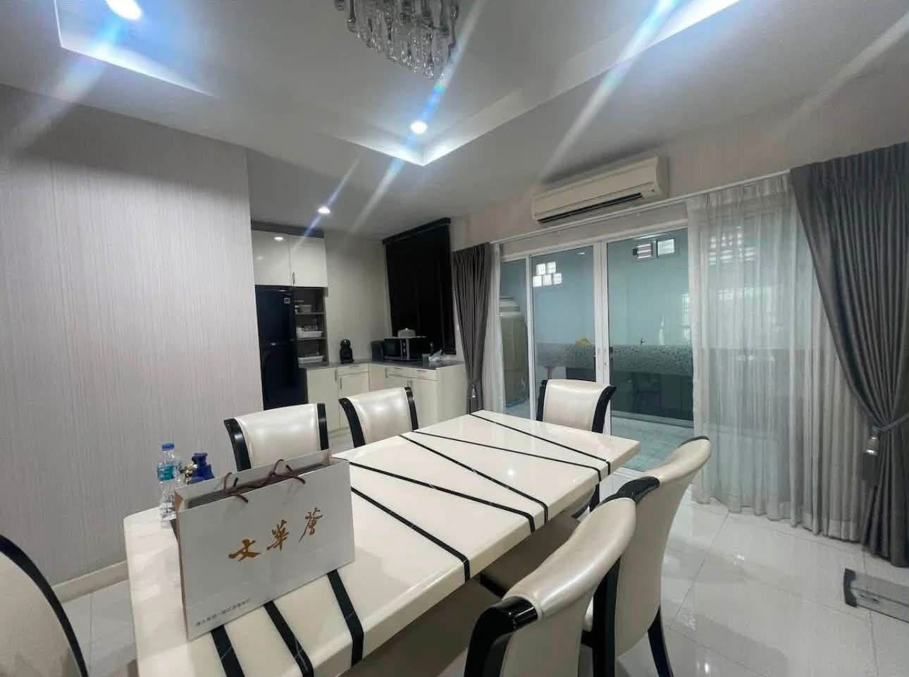 ให้เช่า 38,000 บาท/เดือน | ทาวน์โฮม 3 ชั้น ทำเลเกษตร-นวมินทร์ 🏡 3 ห้องนอน 3 ห้องน้ำ | 187 ตร.ม. | เฟอร์ครบ | จอดรถ 2 คัน ⚡ มีที่ชาร์จรถ EV | เช่าเป็น Home Office ได้ – รูปที่ 4