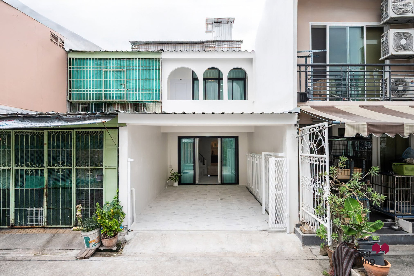 Pracharatbamphen 9 Huaikwang Townhouse renovated near MRT Huai Khwang. Pracharatbamphen 9 Huaikwang Townhouse renovated near MRT Huai Khwang.
