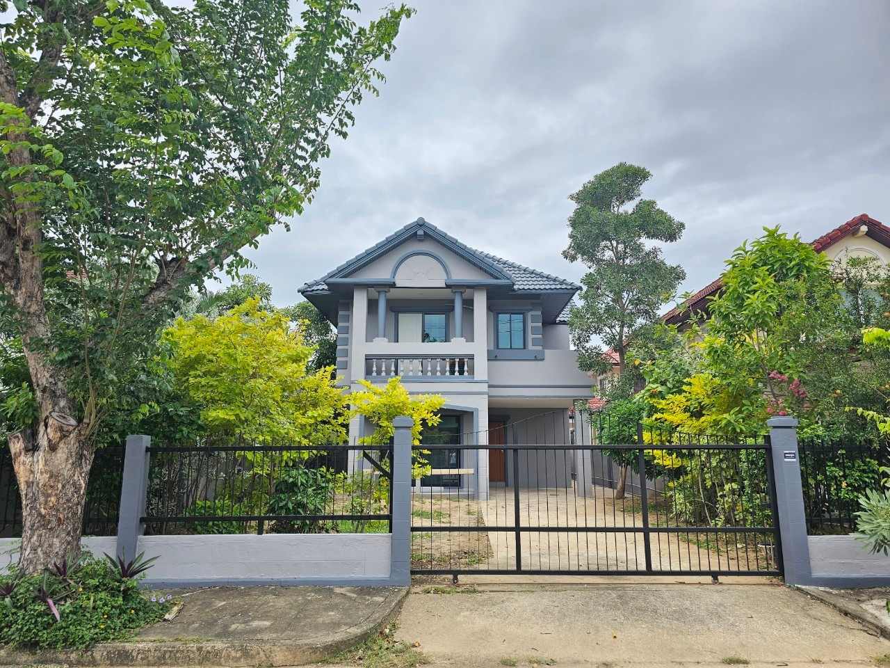 Maneeya 3, detached house ready to move in, Nonthaburi, on Rattanathibet-Sai Ma Road. Maneeya 3, detached house ready to move in, Nonthaburi, on Rattanathibet-Sai Ma Road.