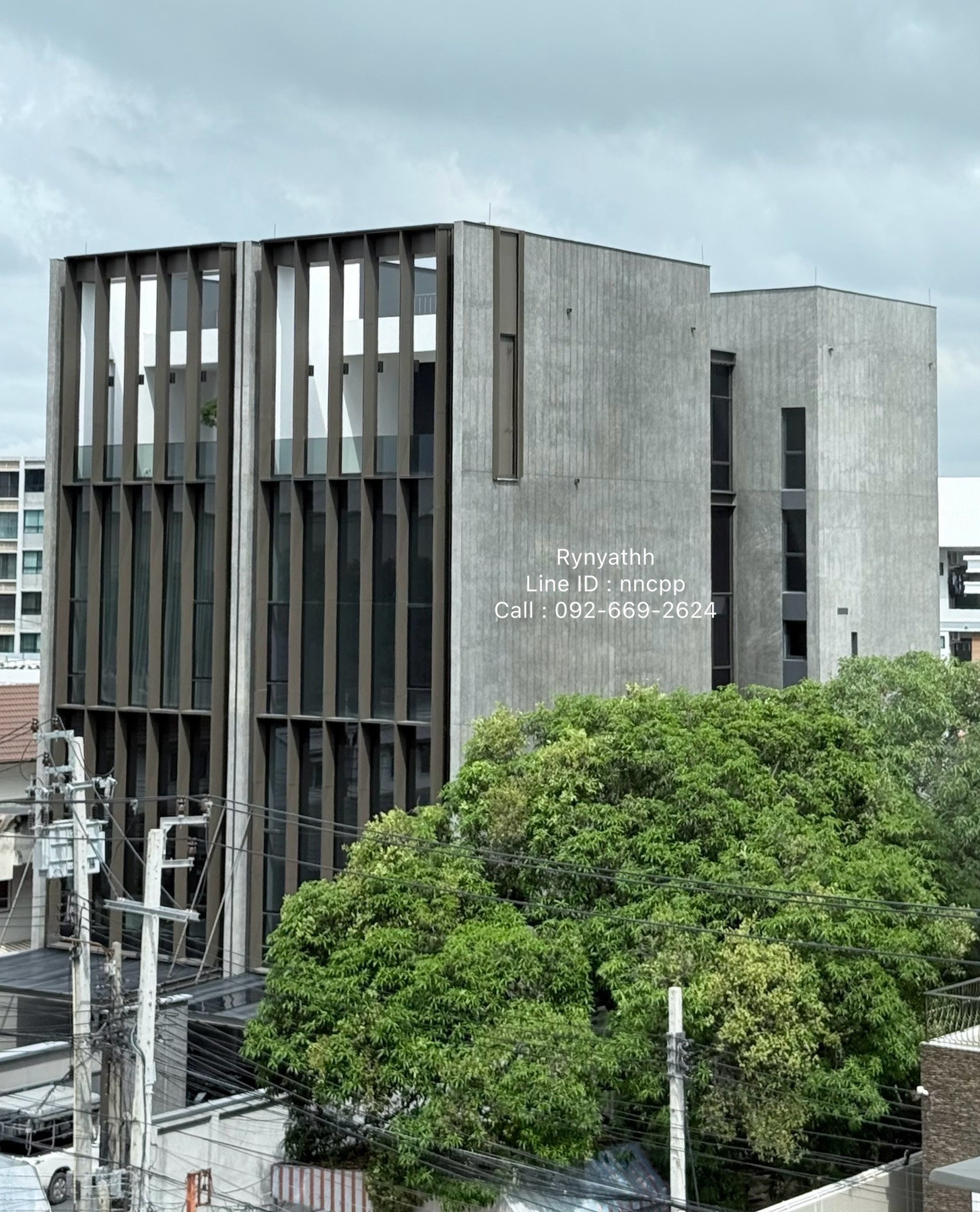 For sale/rent, commercial building, 6 floors, 1000 sq m, behind Bangkok Mall, parking for 10 cars, next to the road, ready to use, call 092-669-2624.