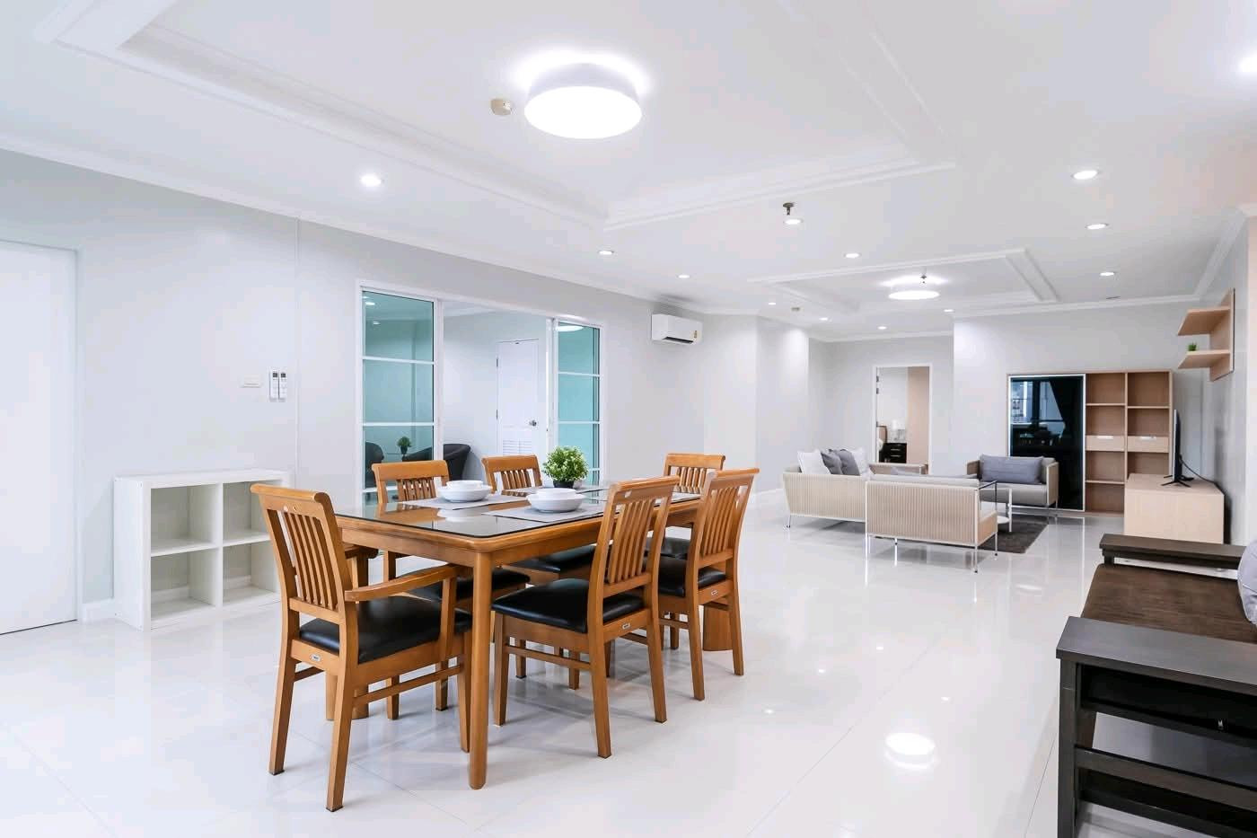 ให้เช่า] FIFTY FIFTY TOWER CONDOMINIUM 3 ห้องนอน 🛏️2 ห้องน้ำ + 1 ห้องน้ำเพิ่มเติมในห้องแม่บ้าน 🚿  ขนาด 223 ตร.ม.คอนโดห้องใหญ่ใจกลางทองหล่อ | พื้นที่กว้างถึง 223 ตร.ม. พร้อมอยู่ทันที – รูปที่ 4