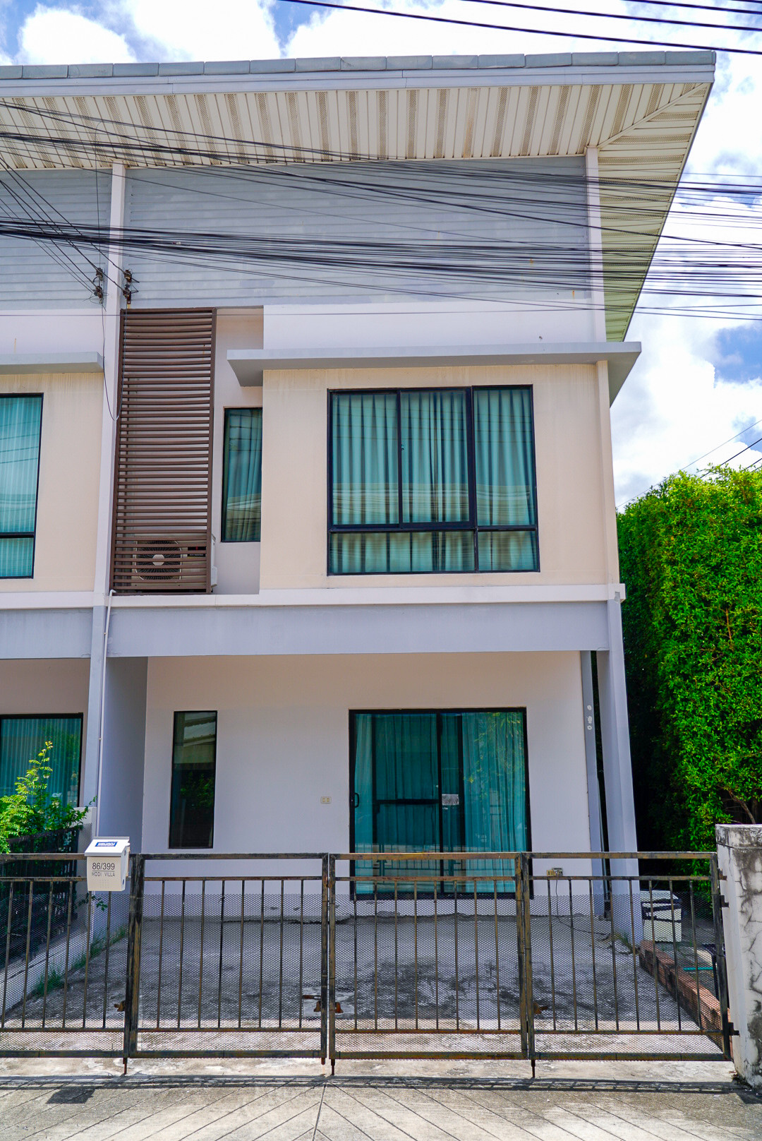 The  is selling it himself. Corner townhome Price lower than market Welcome investors near ABAC Bangna University.