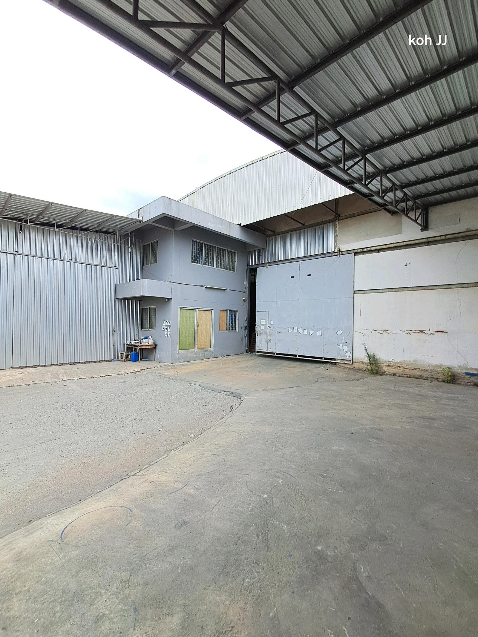 Factory for rent with warehouse in Bang Pla area, Soi Chanachok 12, area 1 rai 1 ngan 7 sq m., good location, large vehicles easy to get in and out. Suitable for a factory or warehouse.