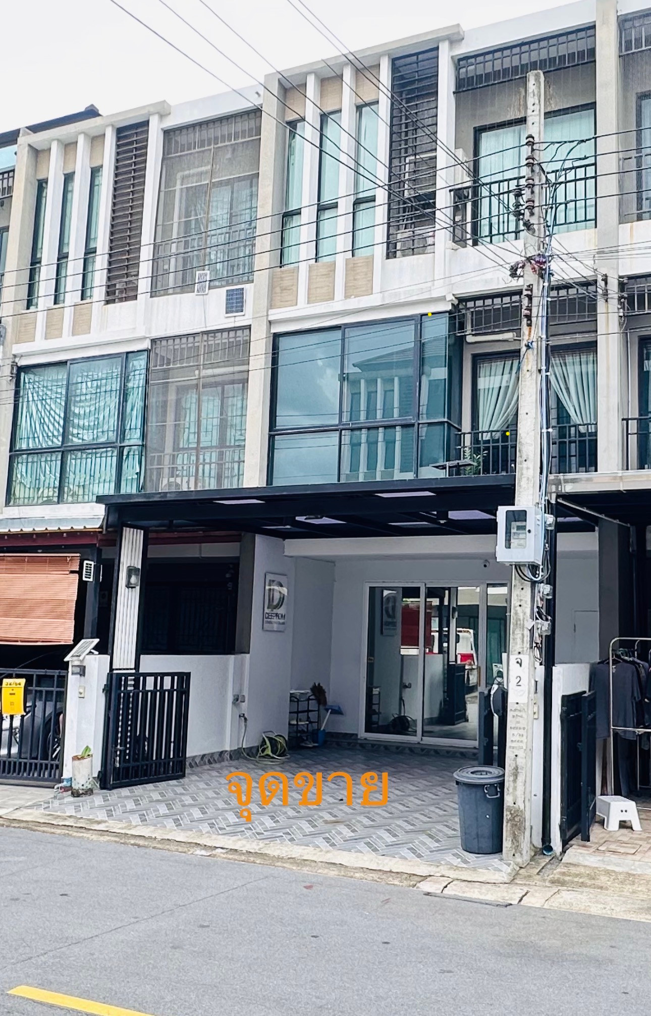 3-story townhome for sale, Prime Village, only 100 meters from Kaset Nawamin Road into the village, beautifully decorated, ready to move in. It is both an office and a residence, 3 bedrooms, 3 bathrooms, adding on the 1st and 2nd floors very well.