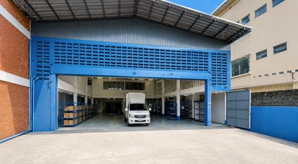 Central Rama9 2.86km . 120sq.wa. Warehouse 2-story house 600 sq.m. 2bed MRT HuaiKhwang 1.34km. Univ