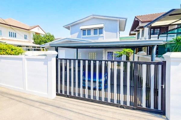 Near Bangkok Central Station (800 m) and Samsenwittayalai 2 School. 61 sq.wa., 198 sq.m.99 Pracha Chuen 1-8 Bridge - 2-story detached house for rent in BangSue. 3beds 19,998THB/month. 2baths. Quiet soi (street) with a small garden. Suitable