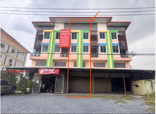 98279 - Urgent sale, commercial building, 3 and a half floors, prime location next to the main road, Ban Pom Subdistrict, Phra Nakhon Si Ayutthaya District, high and airy hall, spacious area, can do business, good office space, convenient to live in.