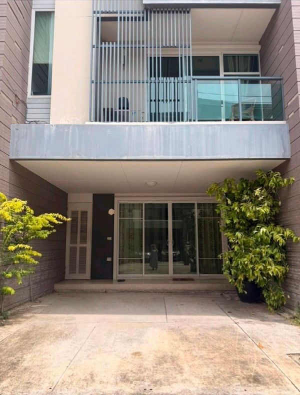 Townhome for rent, Town Avenue Srinakarin, near Seacon Square Srinakarin, just 7 minutes.