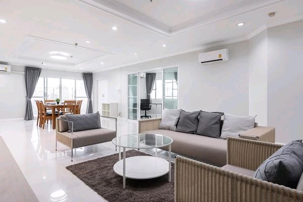 For rent] FIFTY FIFTY TOWER CONDOMINIUM 3 bedrooms 🛏️2 bathrooms + 1 additional bathroom in the maid's room 🚿 Size 223 sq m. Large condo in the heart of Thonglor | Area up to 223 sq m. Ready to move in immediately.