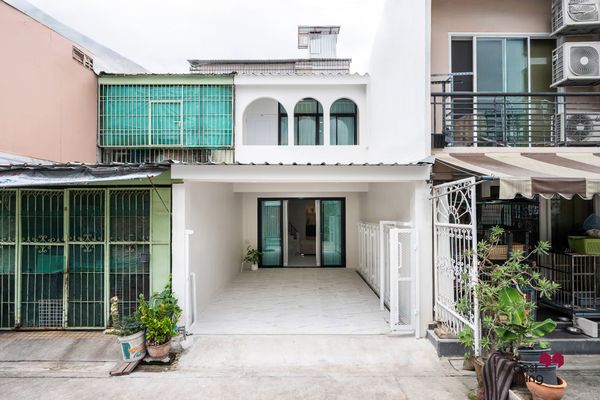 Pracharatbamphen 9 Huaikwang Townhouse renovated near MRT Huai Khwang.