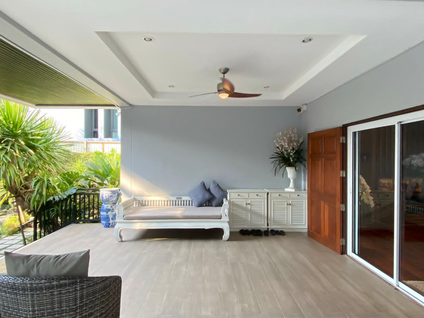 House for rent, Luxry Thonglor, 3 floors (with Zen style garden), area 112 sq m, 420 sq m, 5 bedrooms, 5 bathrooms, 3-4 parking spaces. House for rent, Luxry Thonglor, 3 floors (with Zen style garden), area 112 sq m, 420 sq m, 5 bedrooms, 5 bathrooms, 3-4 parking spaces.