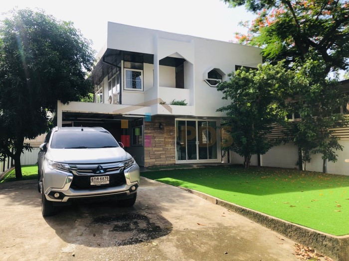 For Rent: Single House in Ekkamai Soi 10 - Suitable for Business Use (Restaurant, Café, Office) For Rent: Single House in Ekkamai Soi 10 - Suitable for Business Use (Restaurant, Café, Office)