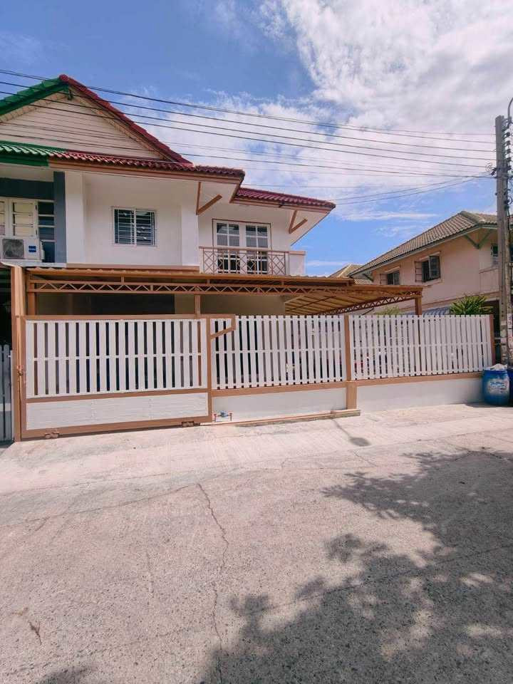 Corner house for sale, newly renovated, ready to move in, lots of space -