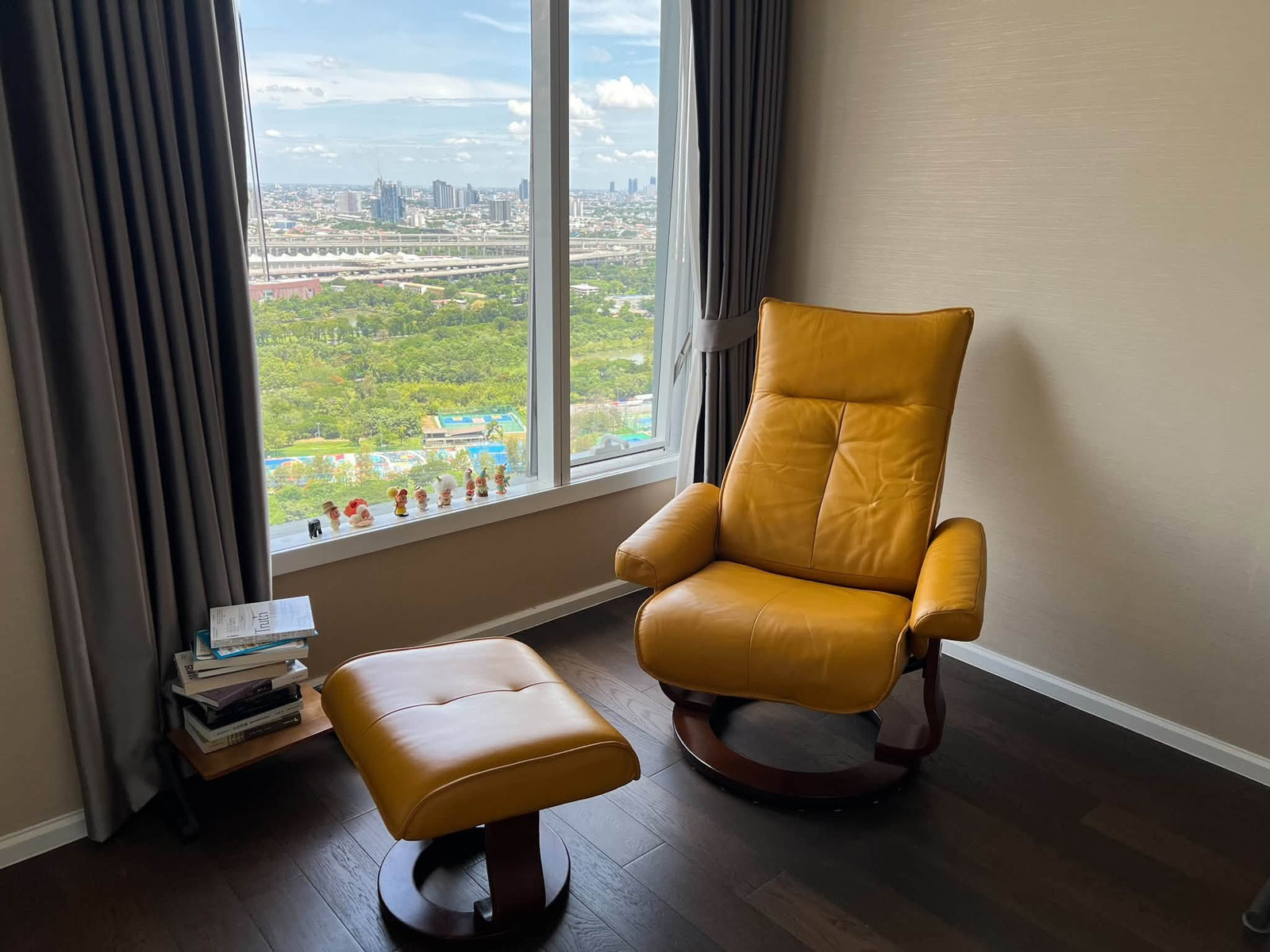 For rent: The Saint Residences, 2 bedrooms, 30th floor+, King Size bed, sofa + reclining genuine leather chair, 55-inch TV, contract accepted on behalf of the company. For rent: The Saint Residences, 2 bedrooms, 30th floor+, King Size bed, sofa + reclining genuine leather chair, 55-inch TV, contract accepted on behalf of the company.