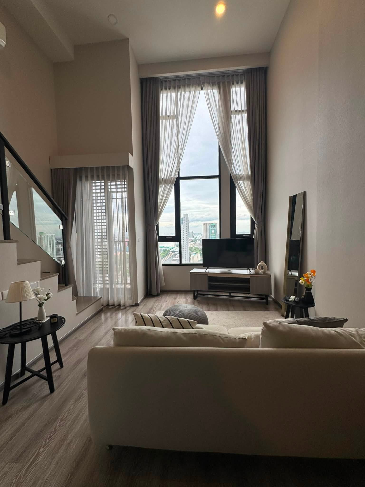 For rent: Knightsbridge Kaset - Society, beautiful room, high ceiling.