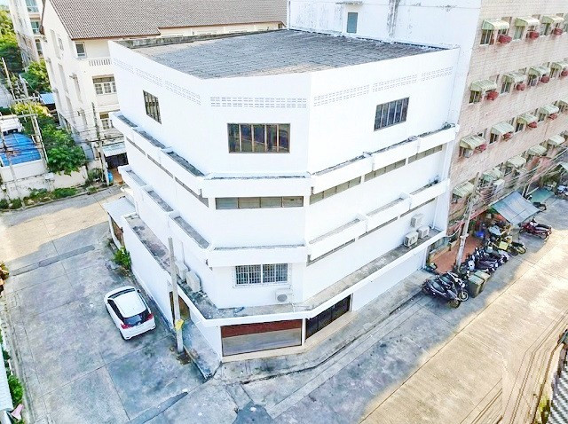 BanPhaeo Hospital Sathorn. near Makro Sathorn (199 m). 4Storeys Corner commercial building for rent