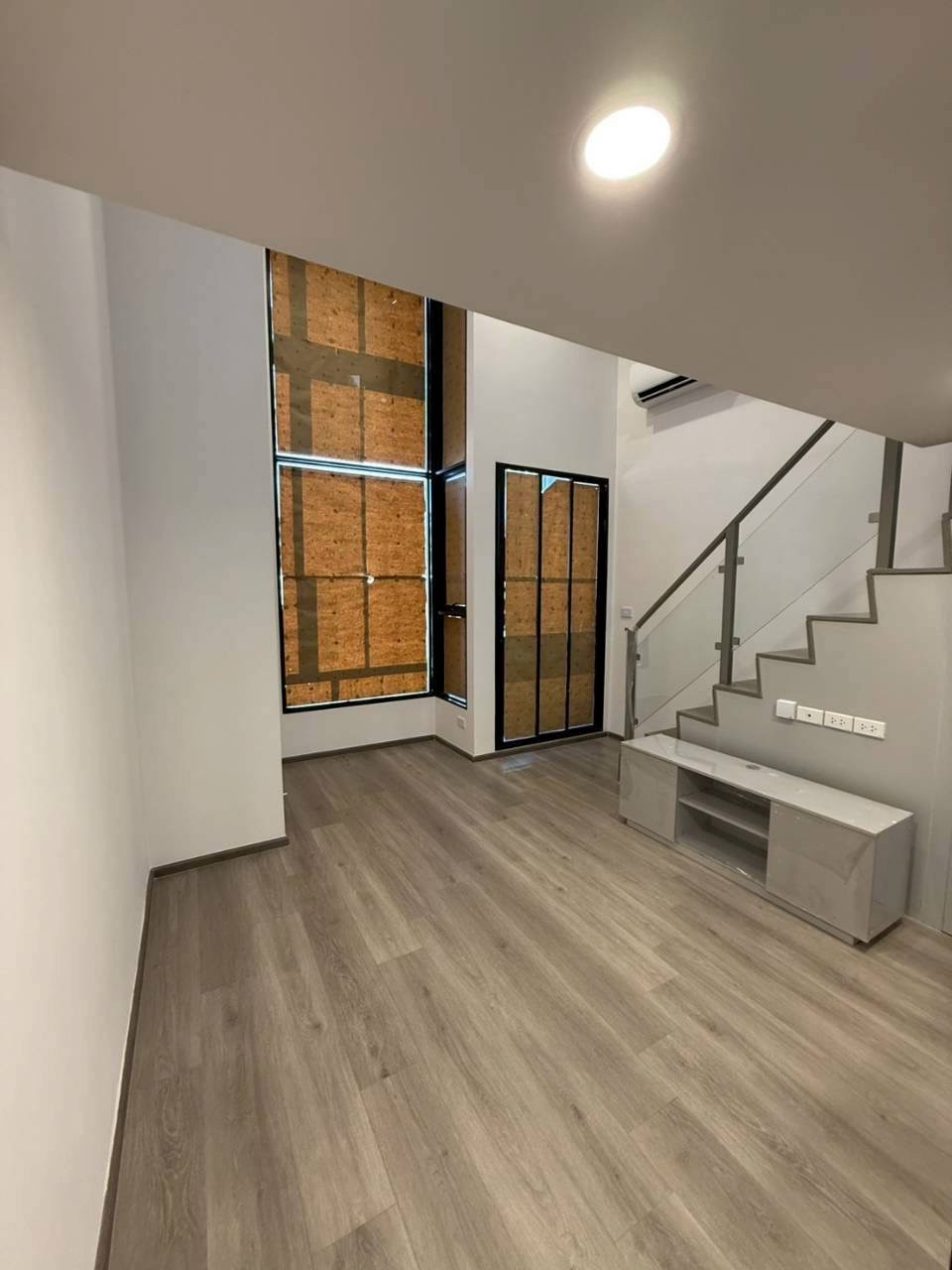 Knightsbridge Space Sukhumvit - Rama 4, room 809, 8th floor (garden floor) is a 2-story condo (Duplex) with a view of Rama 4 Road; Down payment only 693,200 baht – รูปที่ 2