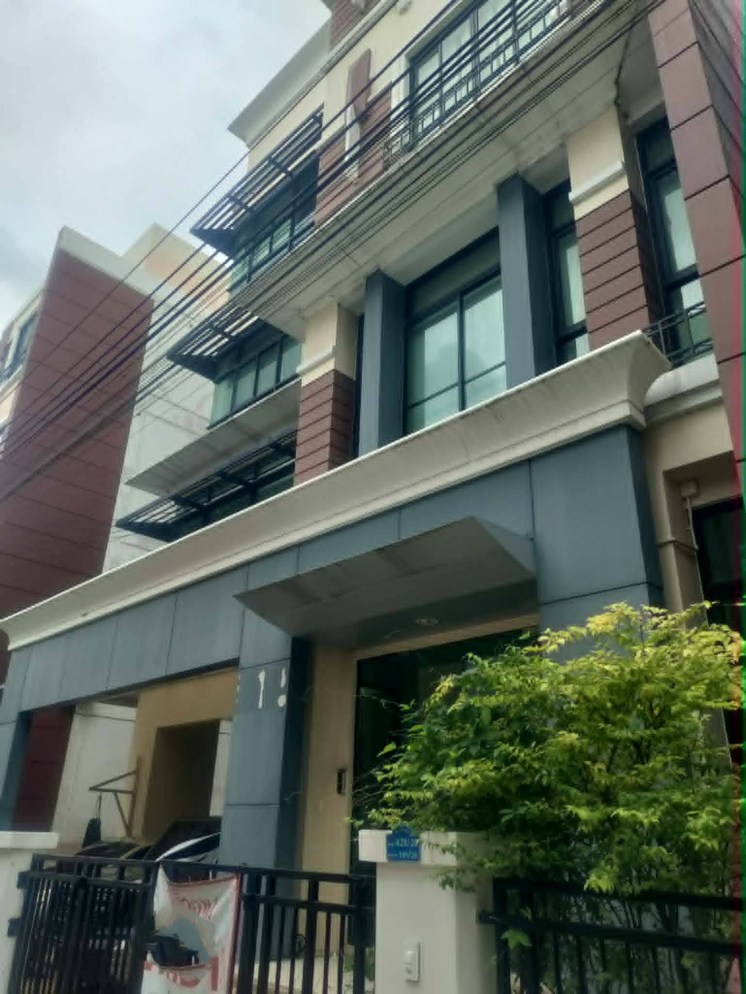 HR3741ให้เช่าโฮมออฟฟิศ / บ้านพักอาศัย 4 ชั้น ใหญ่พิเศษ 515 ตร.ม. หมู่บ้านกลางเมือง เออบาเนียน ลาดพร้าว-โชคชัย 4 (ซอยลาดพร้าววังหิน 55) [จดบริษัทได้]