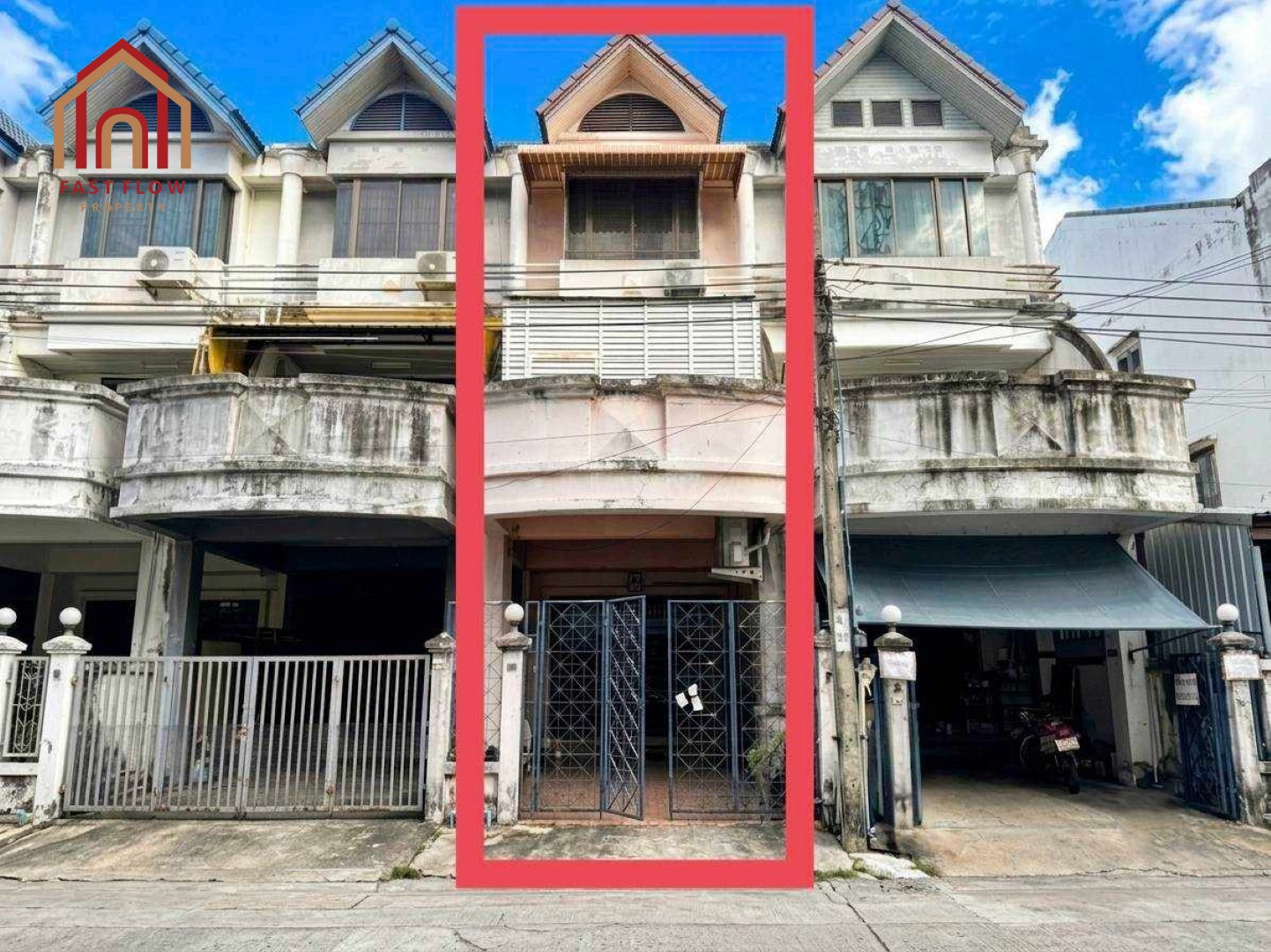 ขายทาวน์เฮ้าส์ 3 ชั้น ย่านทาวน์อินทาวน์ ถนนศรีวรา ติดถนนเลียบด่วน เอกมัย-รามอินทรา ซอยธารทิพย์ 3 ซอยประดิษฐ์มนูธรรม2 BOY
