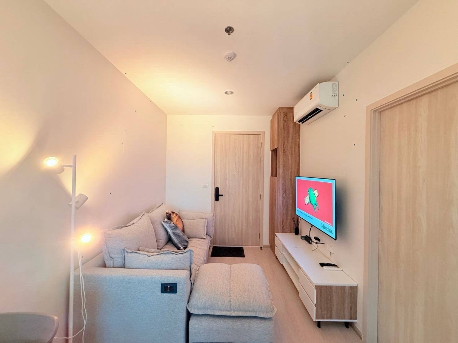 The bedroom is private. Not next to other rooms | Ready to move in, near MRT Fai Chai