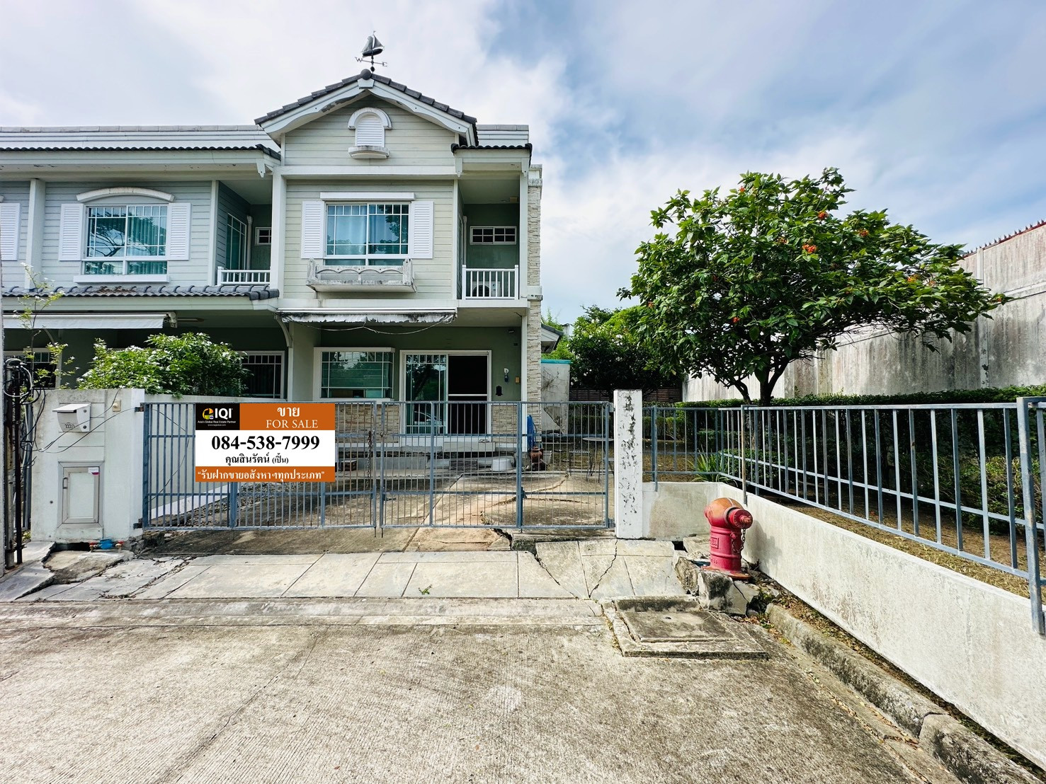 2-story townhome for sale, corner unit, beginning of the Villaggio Bangna project, Soi ABAC Bangna - Trat. 2-story townhome for sale, corner unit, beginning of the Villaggio Bangna project, Soi ABAC Bangna - Trat.