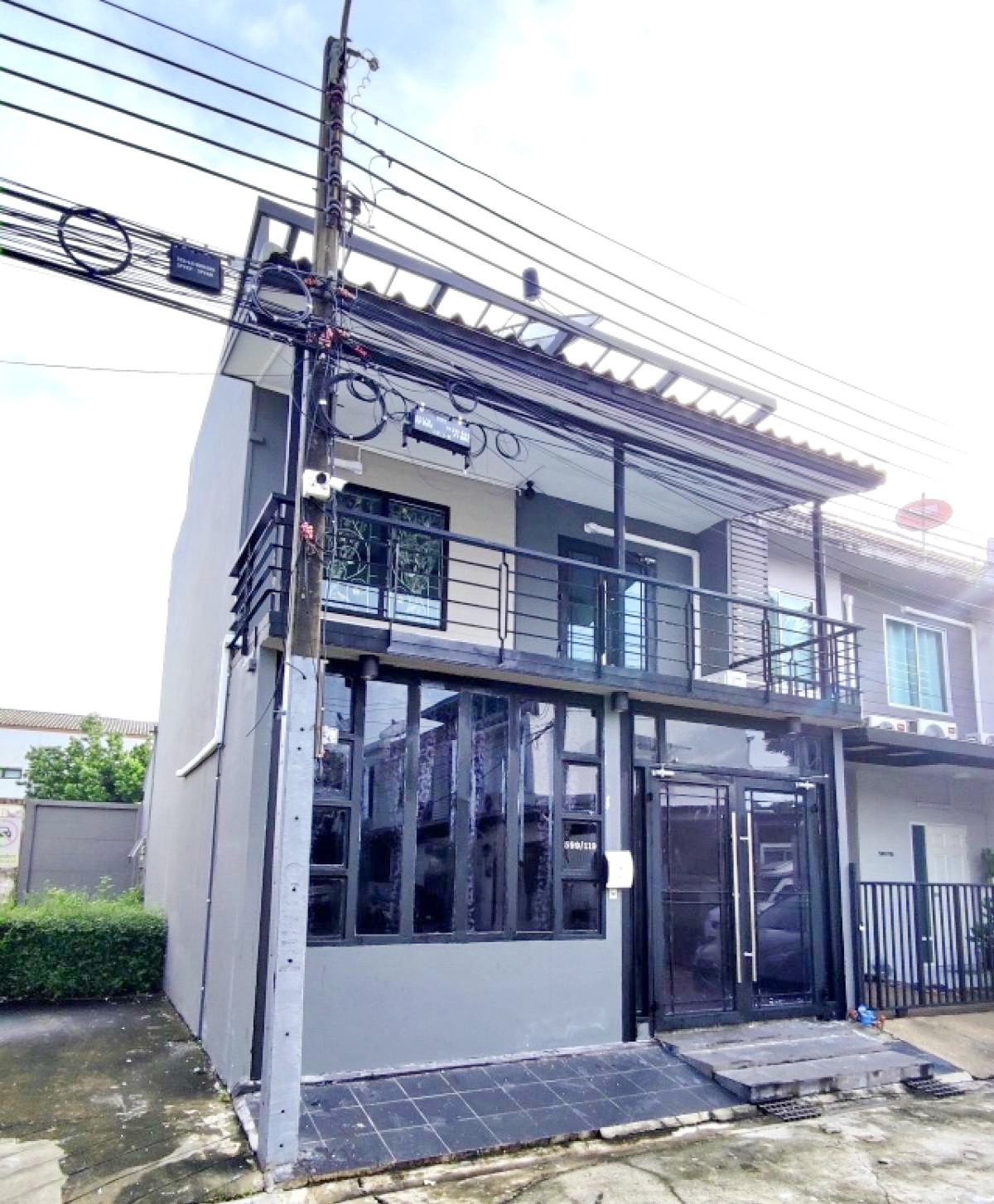 Corner house for rent, Wat Lat Pla Khao area. Corner house for rent, Wat Lat Pla Khao area.