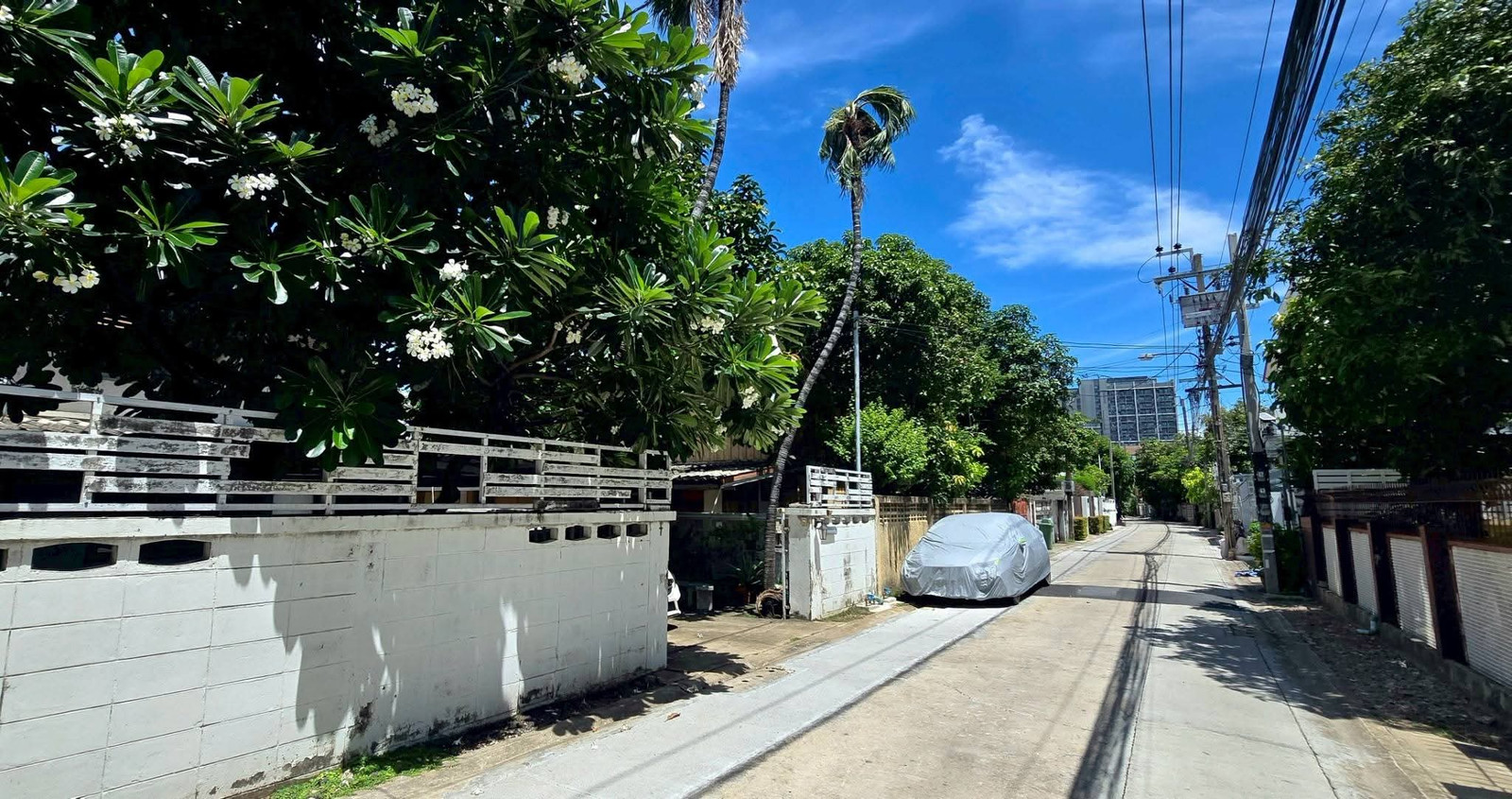 2-story detached house for sale, loft style, Soi Inthamara 37, Sutthisan area, area 103 sq m, 4 bedrooms.