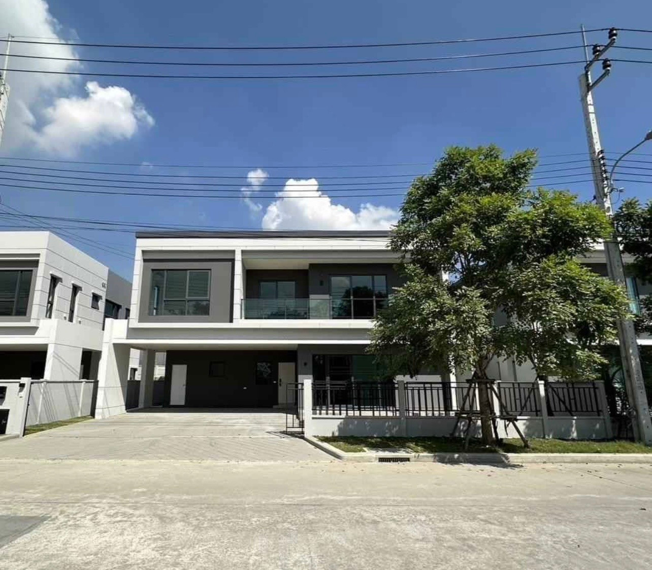 For sale / rent single house Centro Bangna, front of the house, garden view, near the club, 4 bedrooms, rent only 100,000 baht. For sale / rent single house Centro Bangna, front of the house, garden view, near the club, 4 bedrooms, rent only 100,000 baht.