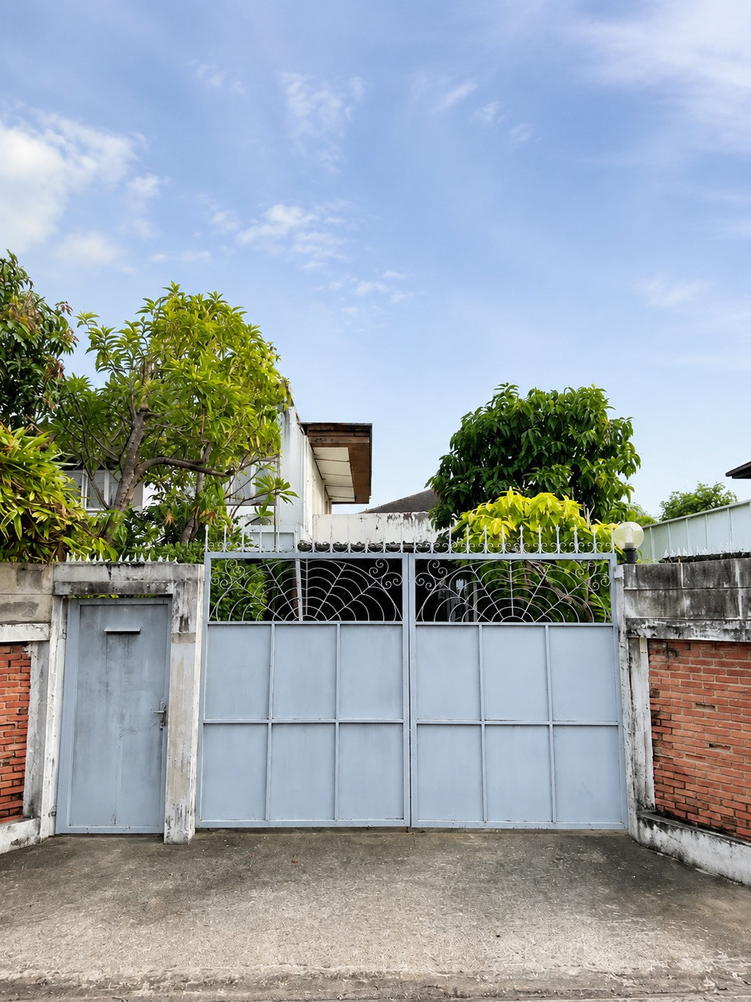 ขายบ้านพร้อมที่ดิน สุขุมวิท 71 ซอยพัฒนเวศน์ 10 เข้า-ออกปรีดี พนมยงค์ 14–16 