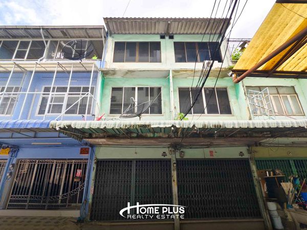 🏢 Urgent sale, commercial building, 3 floors, 2 units, prime location in the heart of Sathorn-Silom.