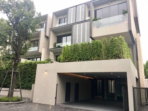 Luxury Townhome for Rent in Ekkamai with Private Pool and Lift Near BTS Ekkamai 