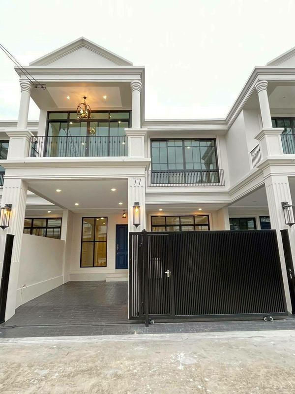 For rent: Home Office Sukhumvit, near BTS On Nut, usable area 220 sq m, 2 floors, 3 bedrooms, 3 bathrooms.