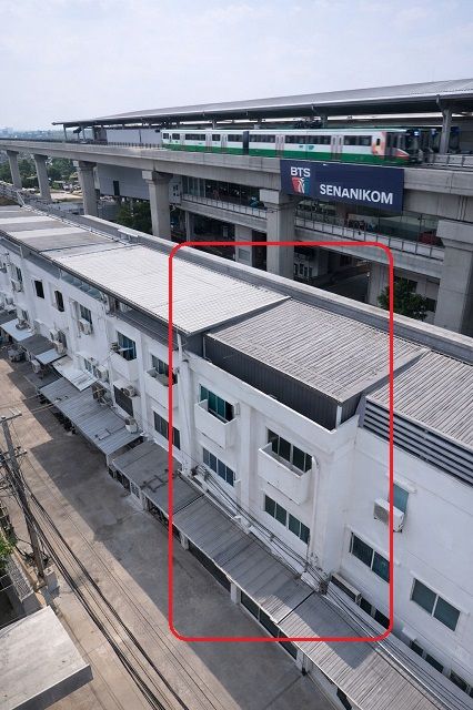 BTS Senanikom 310m. near Major Ratchayothin 900m.8Beds 4Baths near only 150 m. from Phahonyothin Road. A 4 story commercial building with 2 adjoining units, shared parking, 32 sq.wa. land area and 400 sq.m. usable area. Ideal for office, clinic, café or h