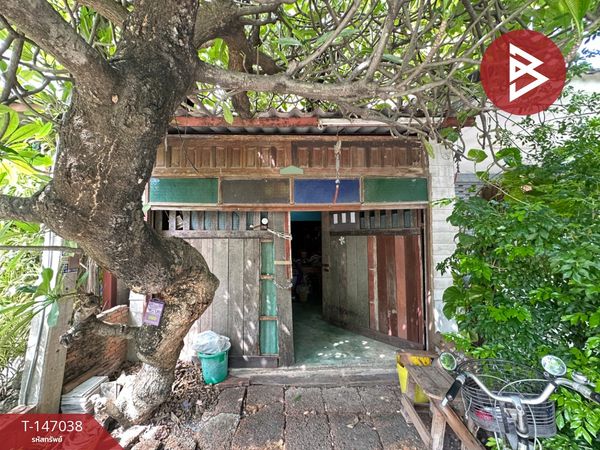 2-story commercial building for sale, area 20 sq m, Na Chong, Saraburi, good location next to the road.