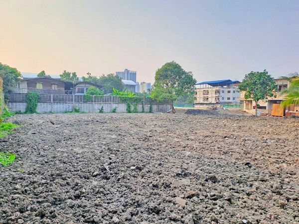 Accessible by 10-wheel pile-driving trucks. Land for Rent in CharoenRat Rama3 located near WatPhaiNgoen 620m. HomePro Rama3 779m. and Central Rama 3 2km. 166 to 550 sq.wah, equivalent to 664 to 2,200 sq.m., with monthly rental rates from 44,999 to 134,999