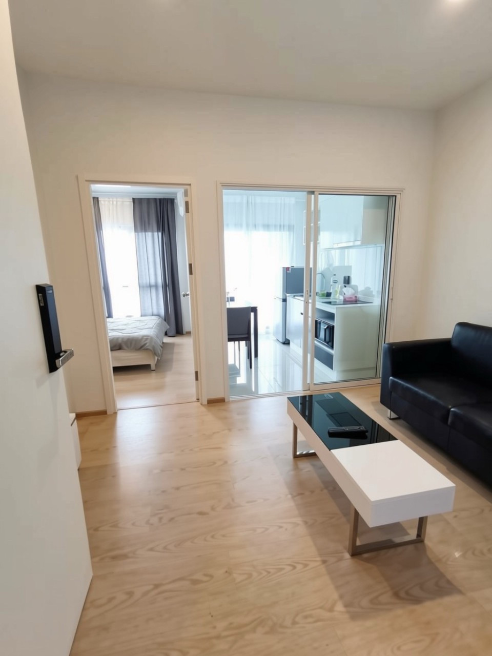 Beautiful room, fully furnished, high floor, beautiful view, ready to move in, Ekkamai location, convenient travel, near BTS Ekkamai.