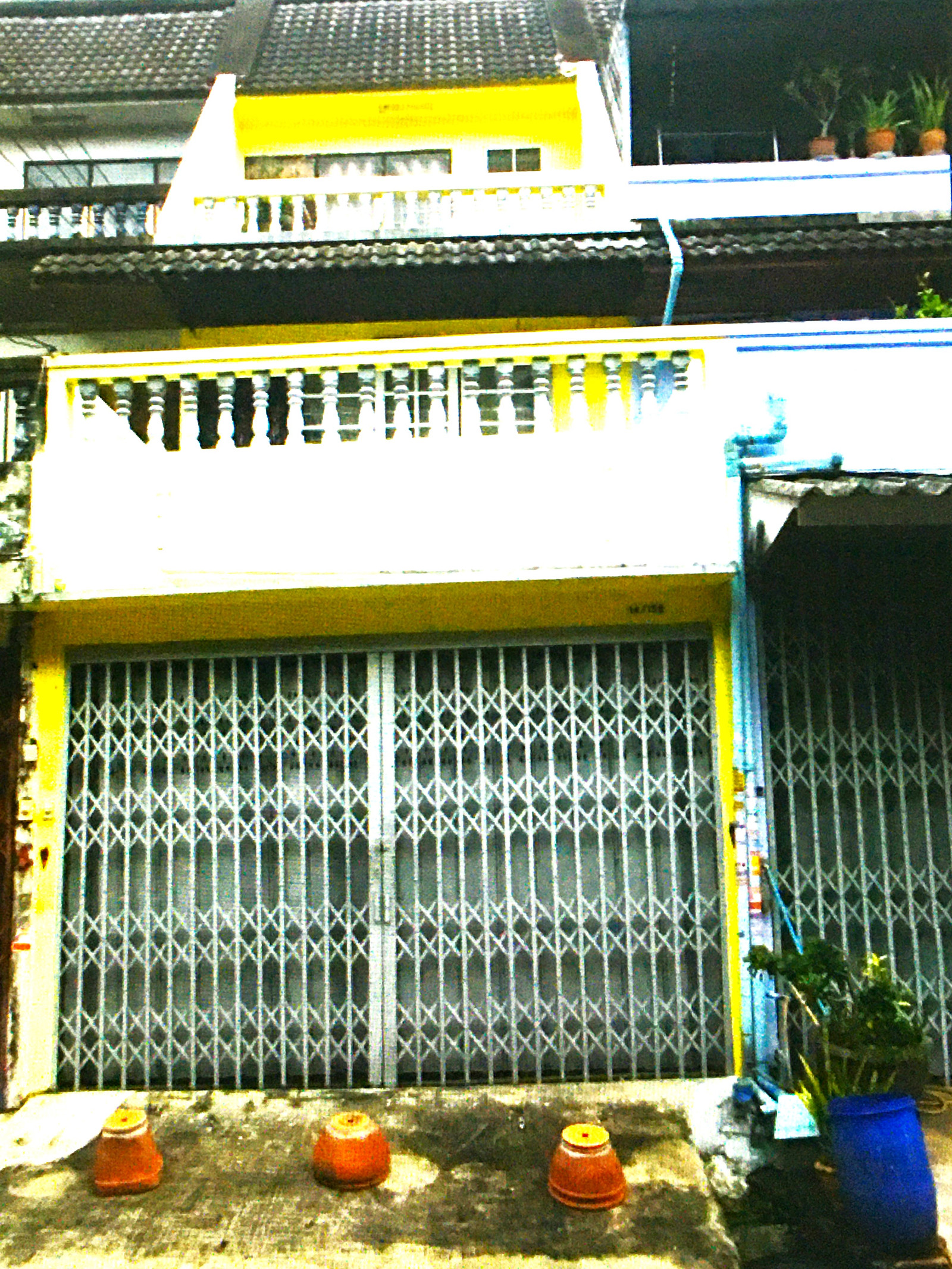 3-story townhouse with rooftop, located at Ekkachai 30 (Ruangrat), only 280 meters. 3-story townhouse with rooftop, located at Ekkachai 30 (Ruangrat), only 280 meters.