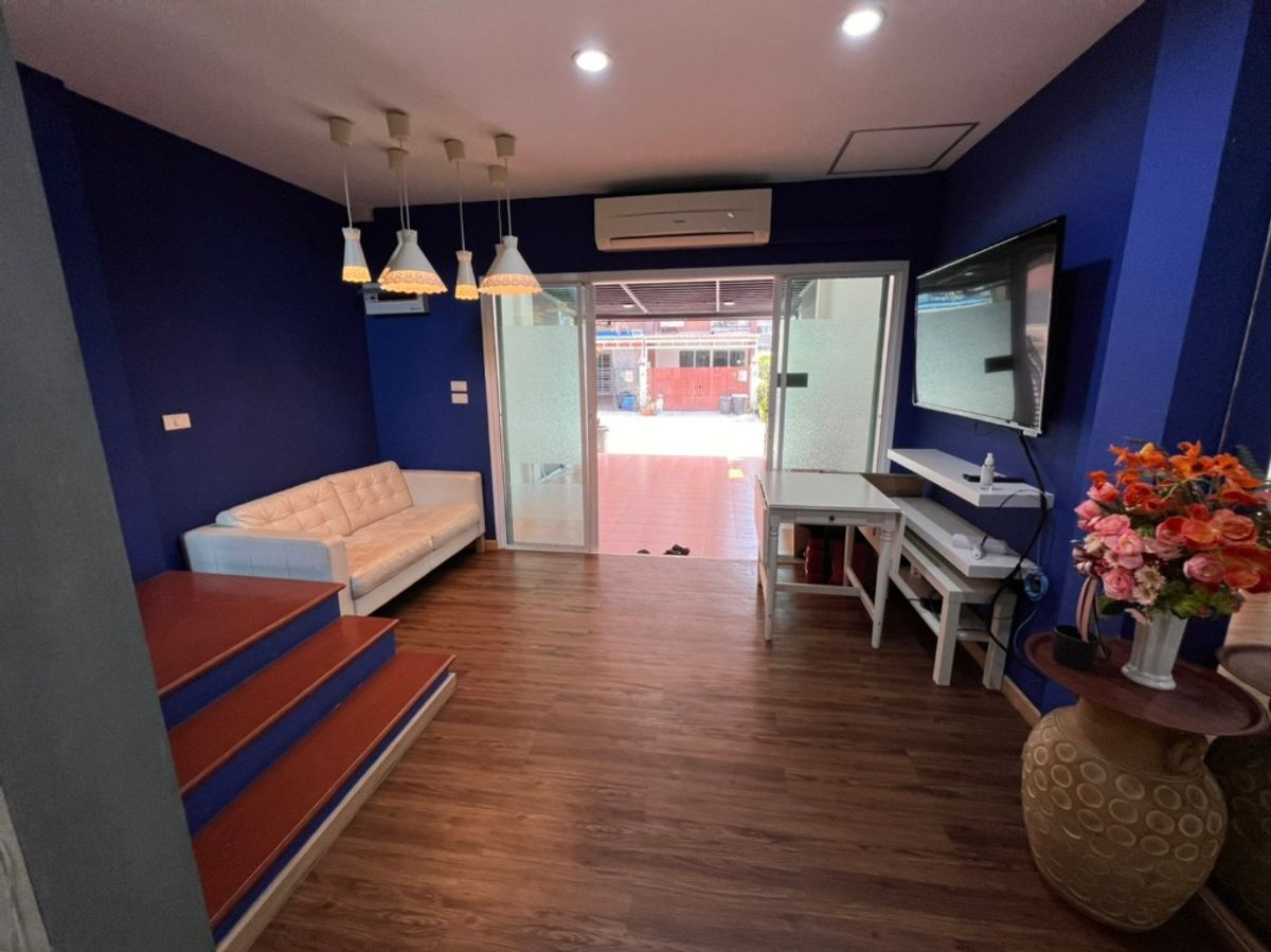 townhome with 3 bedrooms near Nichada Thani. Fully furnished. behind Central Chaengwattana.