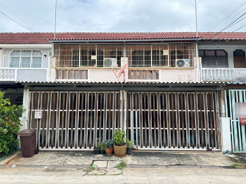 Next to each other, Phra Pin Village 2 - Boromarajonani 70, selling for only 3,500,000 baht! Good location, 2 houses next to each other, total area 34 sq m. Next to each other, Phra Pin Village 2 - Boromarajonani 70, selling for only 3,500,000 baht! Good location, 2 houses next to each other, total area 34 sq m.