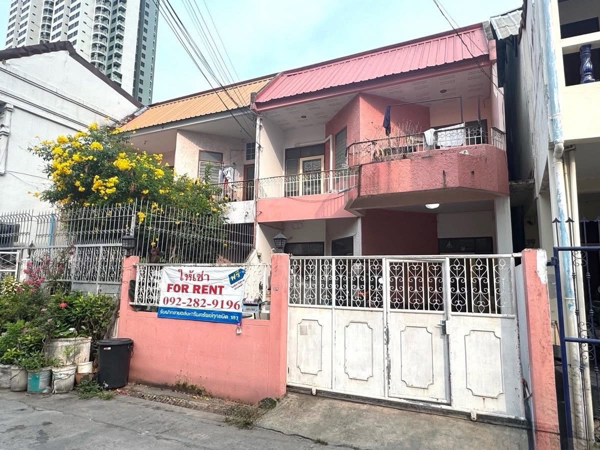 Reservation missed! Townhouse, 3 bedrooms, 2 bathrooms, Pinklao intersection, rent 15,000 baht/month (2 insurance, 1 advance), call 092-282-9196. Reservation missed! Townhouse, 3 bedrooms, 2 bathrooms, Pinklao intersection, rent 15,000 baht/month (2 insurance, 1 advance), call 092-282-9196.